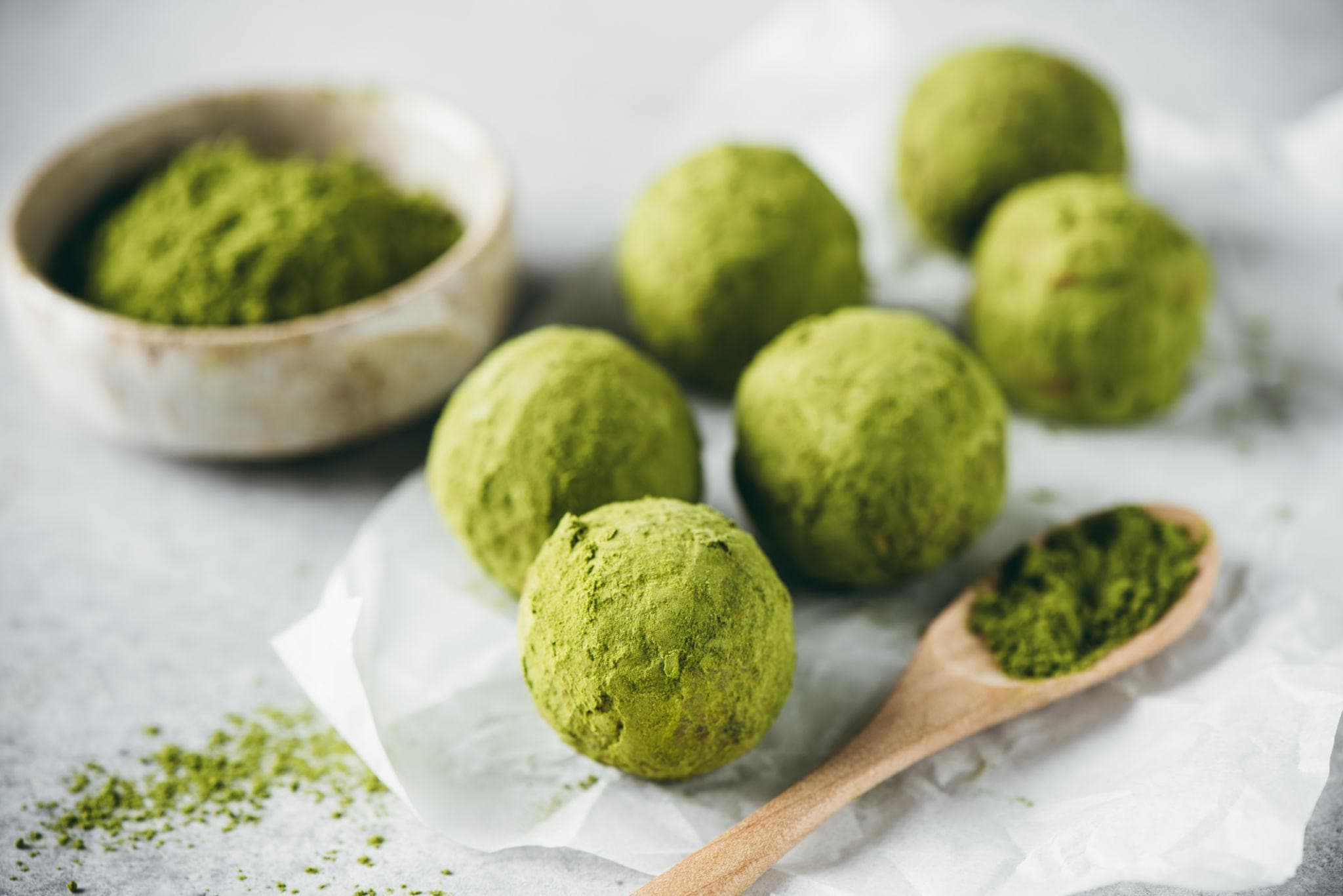 Bolas de energía de matcha sobre plato de piedra