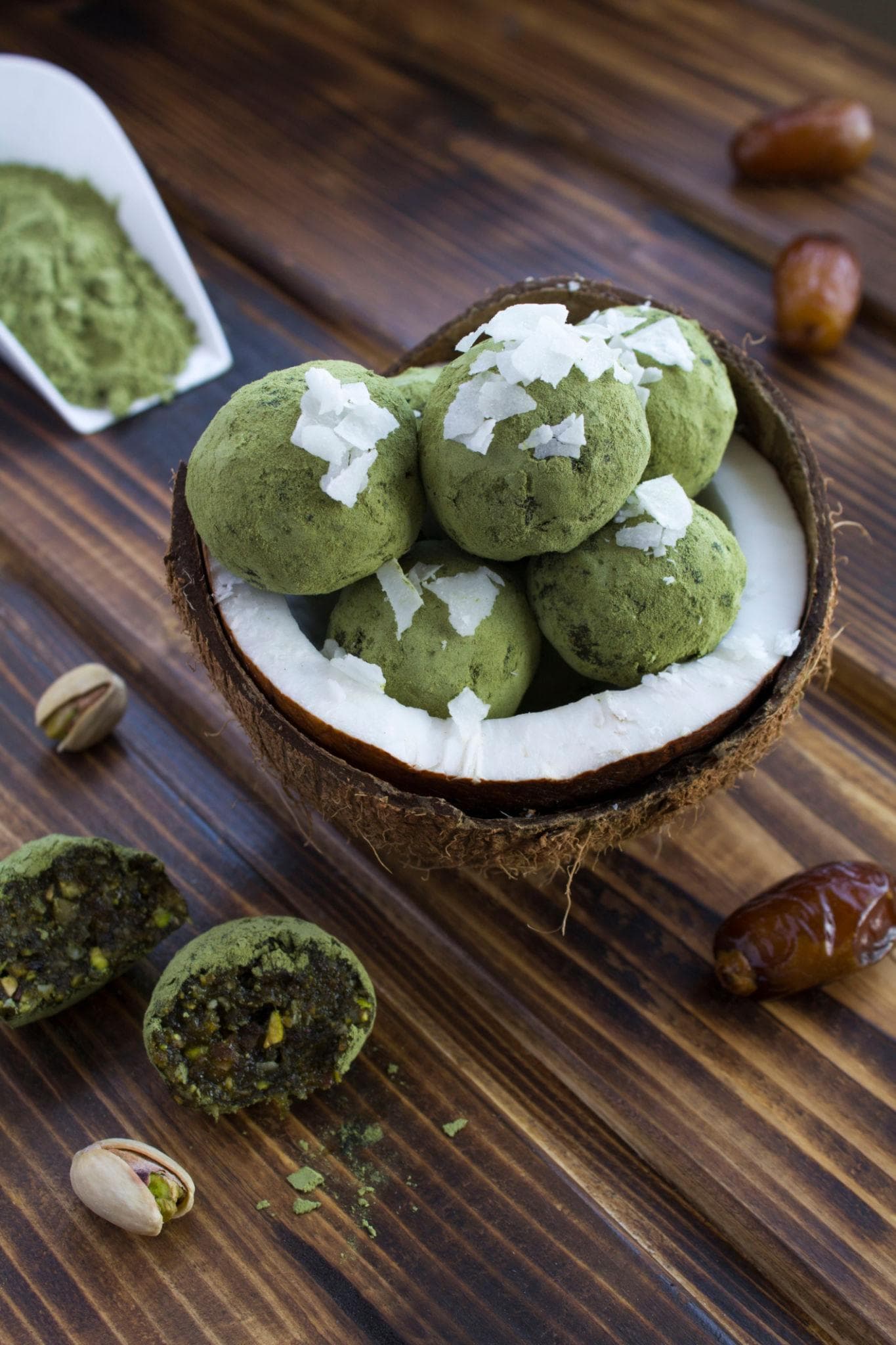 Ingredientes de pistacho y matcha sobre madera